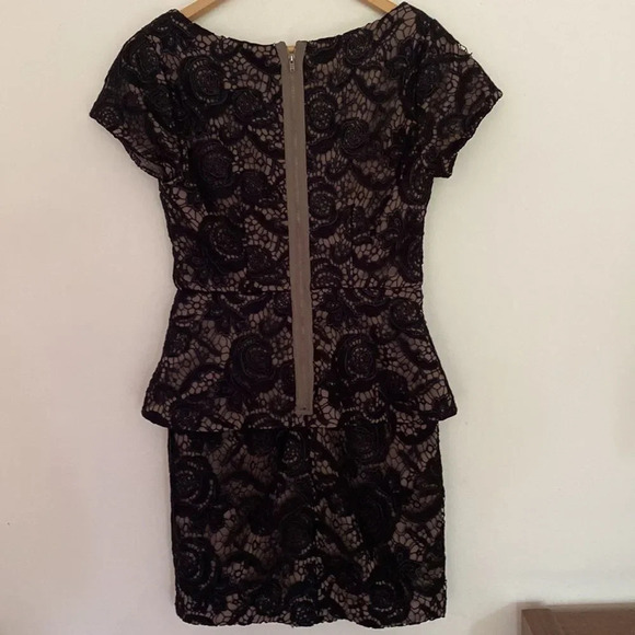 Tracy Reece dress sz 2 black lace over tan with peplum skirt back zip midi - Picture 5 of 6
